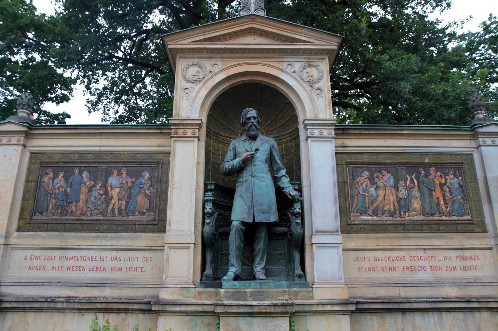 Albrecht von Graefe's monument, Berlin - 02.JPG